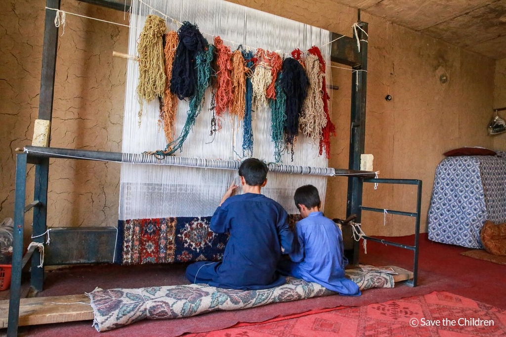 경제 악화로 집에서 카펫을 짜는 노동을 하는 아프가니스탄 아동.
