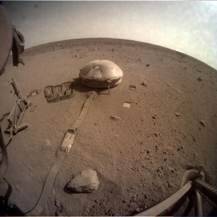 화성 적도 인근에 착륙한 인사이트호가 설치한 지진계 