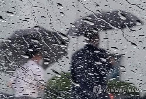 우산 쓴 시민들. [연합뉴스 자료 사진]