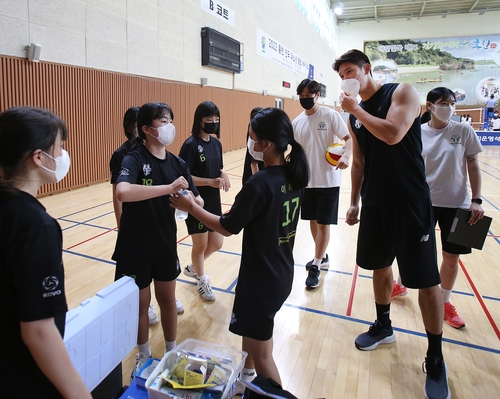 홍천 유소년 클럽 배구대회에 특별 코치로 참여한 문성민