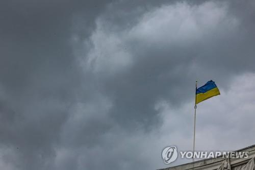 흐린 하늘에 펄럭이는 우크라이나 국기 