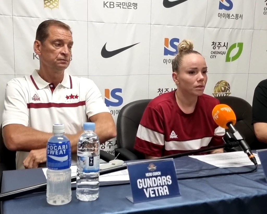 군다스 베트라 라트비아 여자농구 대표팀 감독(왼쪽)