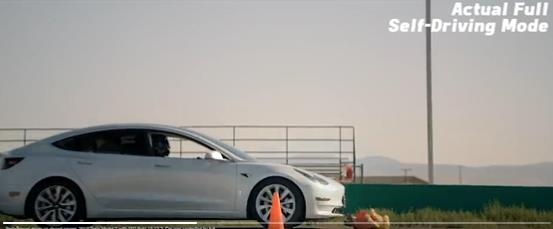 테슬라 자율주행 차량이 아동 크기의 마네킹을 들이받는 광고 장면