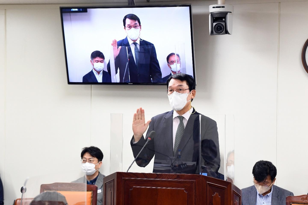 선서하는 송부용 경남연구원장 임용후보자