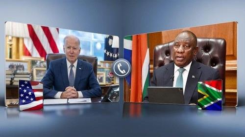 지난 4월 바이든 미국 대통령과 통화한 라마포사(우) 남아공 대통령 