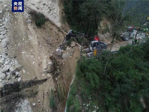 Hailugou road cut off by earthquake 