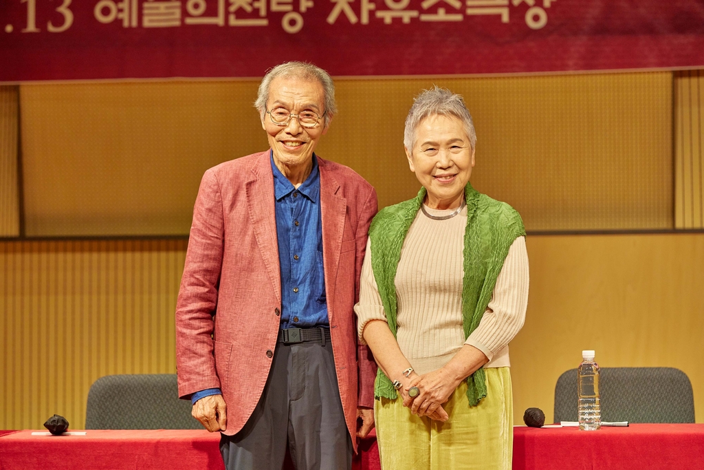 배우 오영수(왼쪽)·박정자