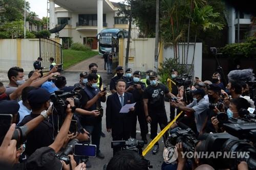 대사관 철수 전 성명 발표하는 주말레이 북한 대사대리