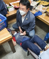 이용빈 의원, 전통시장서 갑자기 쓰러진 70대 상인 응급처치
