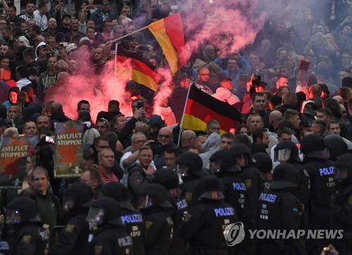 2018년 8월 독일 켐니츠에서 열린 극우주의자들의 시위 [EPA 연합뉴스 자료사진. 재판매 및 DB 금지]