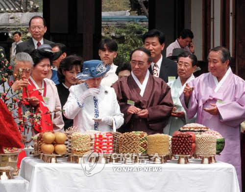 1999년 방한 당시 안동 하회마을에서 생일상 받은 엘리자베스 2세 여왕