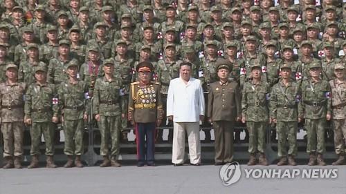 김정은, 정권수립 기념일에 방역공로자와 기념사진…애국심 평가