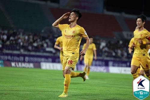 FC안양과 경기에서 선제골을 넣은 광주FC의 이순민