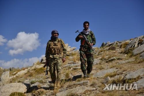 작년 9월 아프간 판지시르 지역을 순찰하는 저항군.