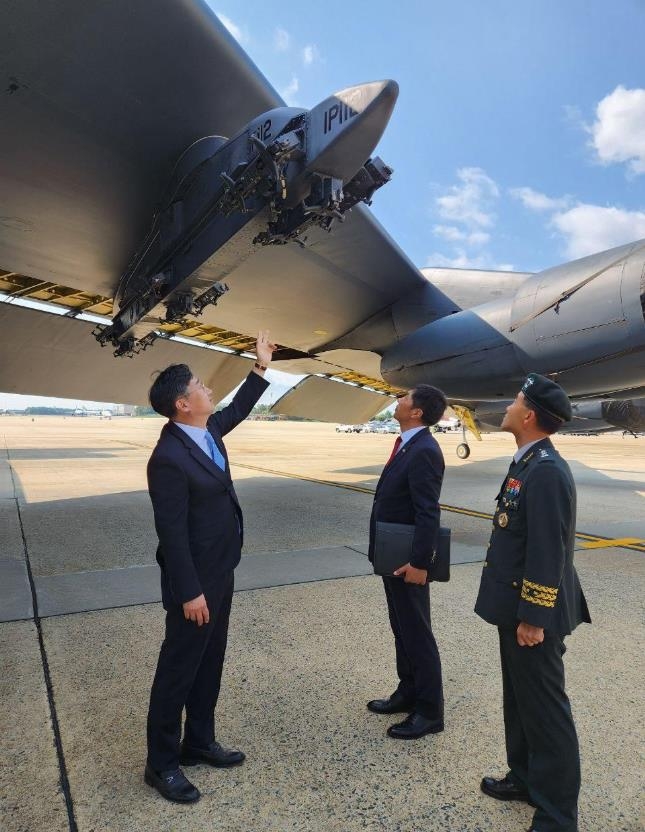 B-52 핵탄두 탑재 부분 확인하는 신범철 국방부 차관