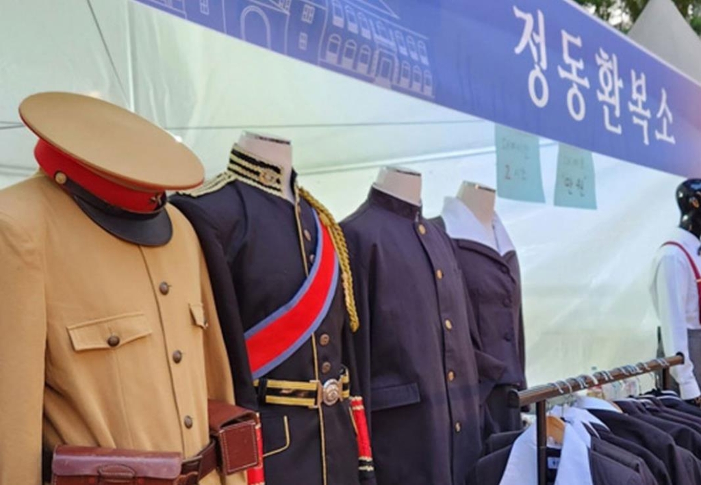 서울시가 개최한 행사에 등장한 일왕과 순사 복장