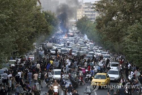 21일(현지시간) 테헤란 거리의 시위대