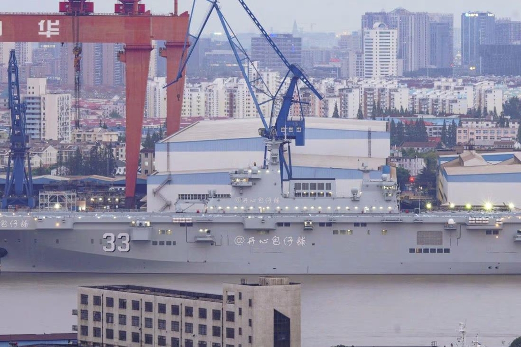 [사우스차이나모닝포스트 캡처. 재판매 및 DB 금지] 중국 소셜미디어 웨이보에 올라온 상하이에 정박 중인 것으로 보이는 선박의 사진. '33'이라는 선박 번호가 보인다. 