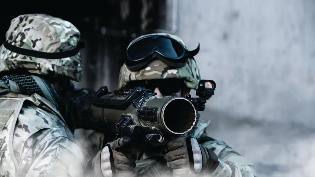 칼 구스타브 M4를 사용 중인 군인