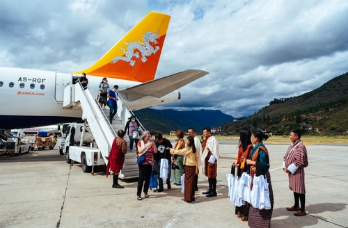 9월 23일 외국 관광객의 입국을 환영하는 부탄 주민.