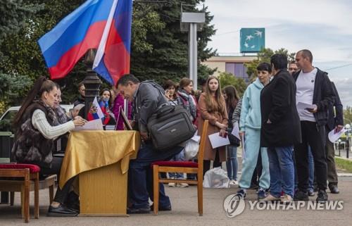 9월 24일 러시아 귀속 투표에 참여하는 우크라 루한스크 주민들