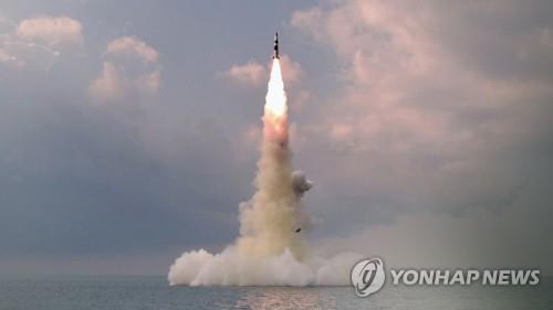 북한, 동쪽으로 탄도미사일 발사…사거리 등 분석중(CG)