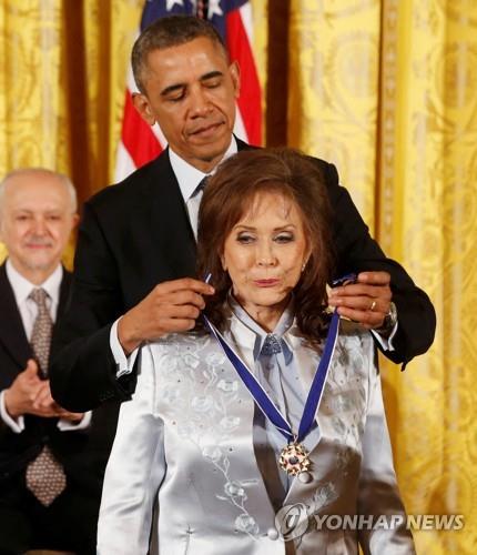 2013년 대통령 자유 메달을 받은 로레타 린