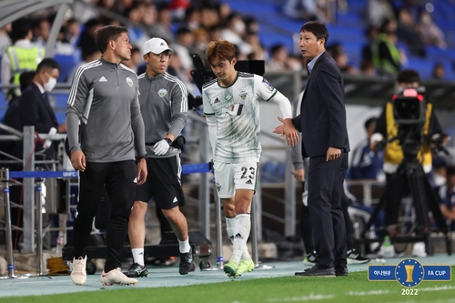 울산과 FA컵 4강전에서 허벅지 부상으로 교체된 전북 김진수.
