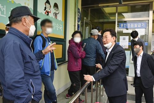 긴급 재난지원금 신청 주민의 의견 청취하는 원강수 시장