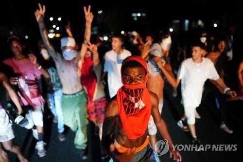 허리케인 피해 쿠바 수도 아바나서 벌어진 반정부 시위