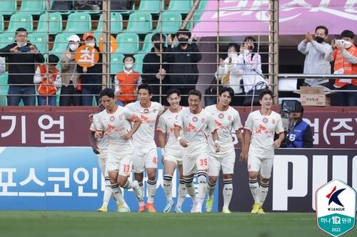 Jeju players share joy following Lee Chang-min (third from left)'s penalty kick goal goal.