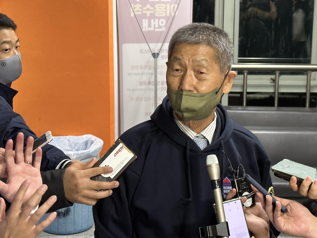 한국시리즈 2차전 관전 중 언론 인터뷰에 응한 김성근 전 감독