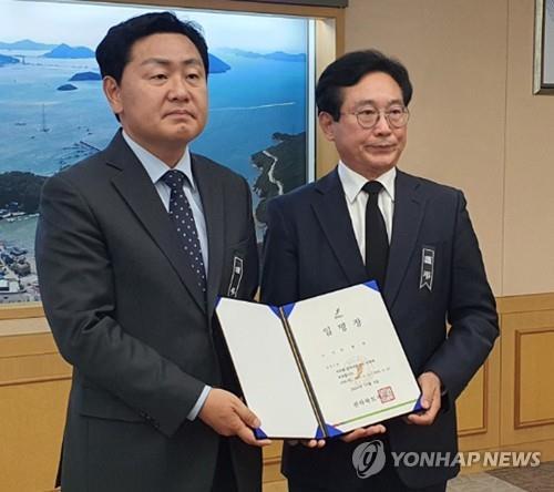 임명장 받은 서경석 전북개발공사 사장(오른쪽)
