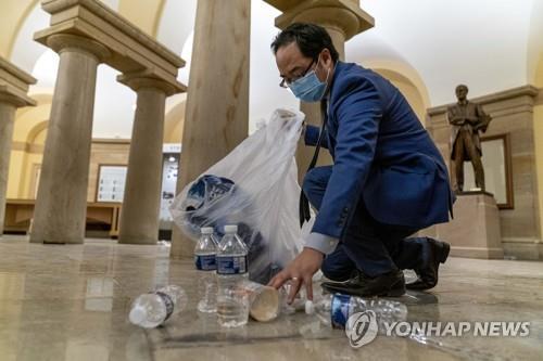 미 의회 난입사태 당시 의사당에서 쓰레기를 치우는 앤디김 연방하원의원 