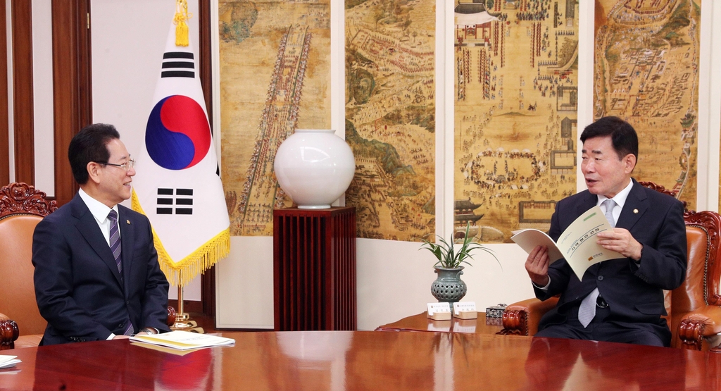 김영록(왼쪽) 전남지사가 김진표 국회의장을 만나 예산 협조를 요청한 모습.