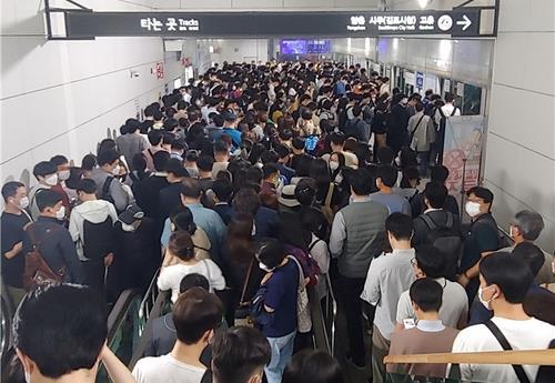 승객 과밀화 빚어지는 김포도시철도 승강장