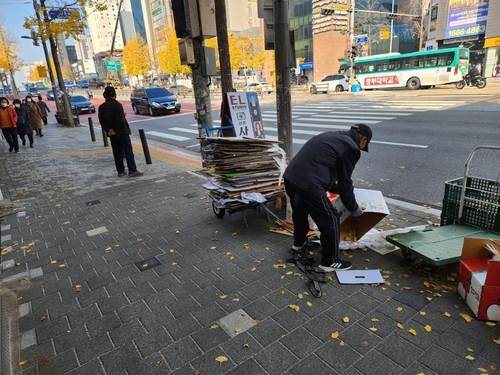 서울 신촌역 부근에서 폐지를 수거하는 노인