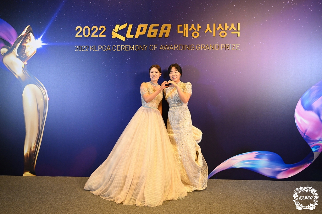 박민지(왼쪽)와 김수지.