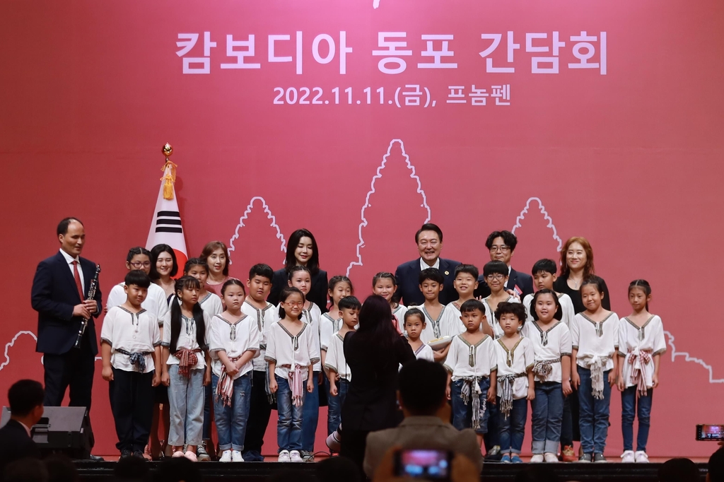 라온제나 합창단은 대통령 캄보디아 방문시 동포간담회에서 합창했다