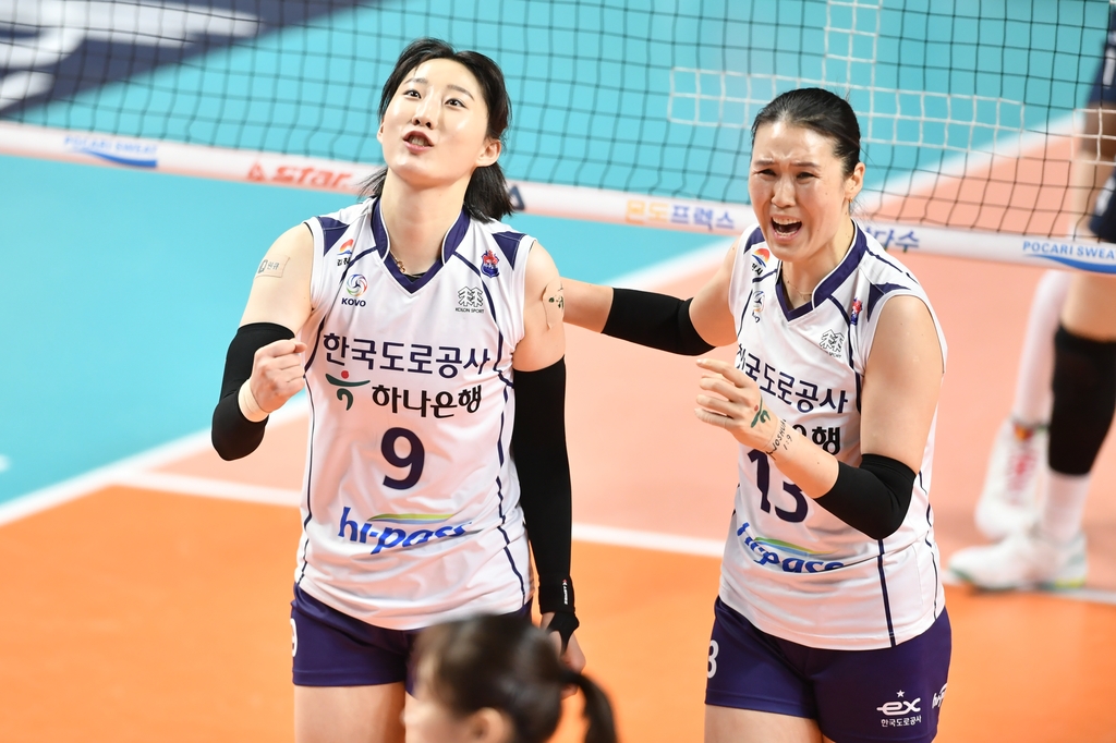 한국도로공사 정대영(41·오른쪽)과 박정아(29)