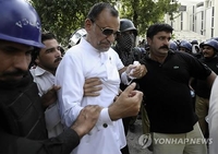 군 수장 비판하다니…파키스탄 상원의원, 트윗글 이유로 체포돼