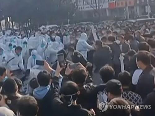 폭스콘의 중국 정저우 공장에서 발생한 노동자 시위 사태 