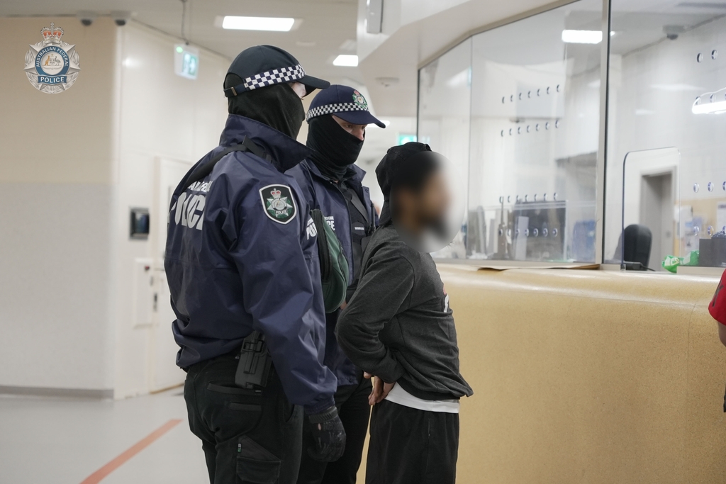 호주 경찰에 체포돼 입국하는 닐 프라카시