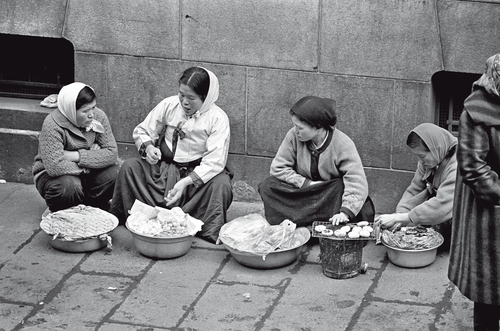 서울 명동 길가에서 떡을 팔고 있는 상인들. 날씨가 추워 굳어진 떡은 즉석에서 풍로에 구워낸다. 1965년 [한치규 제공]