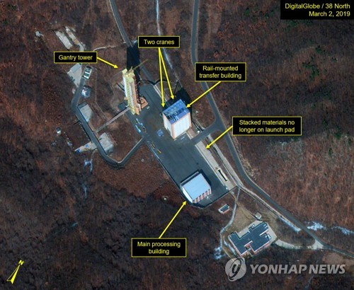 "北 동창리 로켓발사대 패널 열려…더 큰 로켓 발사작업 가능성"
