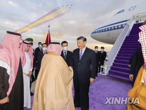 사우디 리야드 도착후 환영받는 시진핑