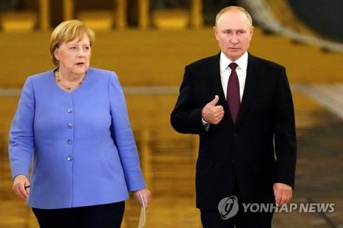 메르켈 총리(왼쪽) 퇴임 이전인 2021년 8월 푸틴 대통령 정상회담 