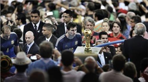 2014년 브라질 월드컵 결승전 뒤 트로피 바라보던 메시