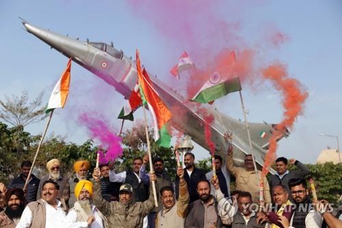  2019년 2월 인도군의 파키스탄 공습 후 인도 주민들이 자축하는 모습.