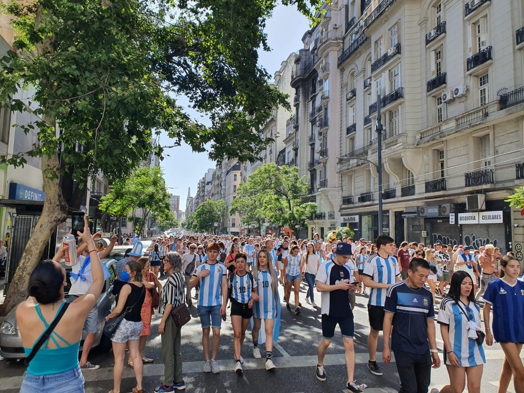 끊임없이 오벨리스크로 향하는 아르헨티나 시민들